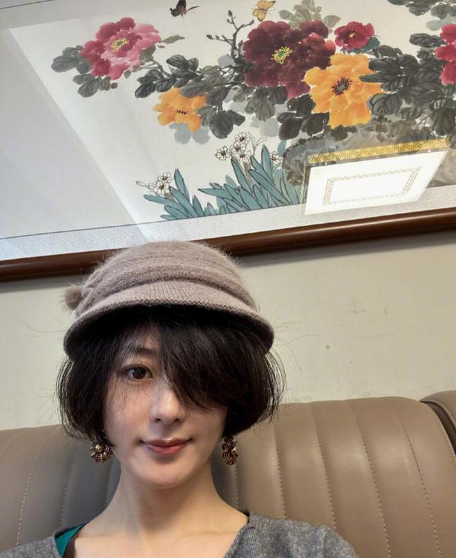 戴奶奶帽子拍照接地气晒爷爷给的压岁钱AG真人网站赵丽颖初二回河北老家！(图3)