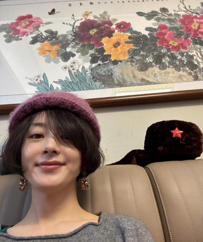 戴奶奶帽子拍照接地气晒爷爷给的压岁钱AG真人网站赵丽颖初二回河北老家！(图2)