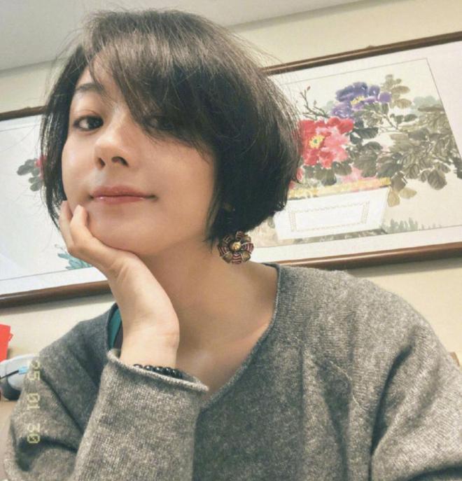 戴奶奶帽子拍照接地气晒爷爷给的压岁钱AG真人网站赵丽颖初二回河北老家！(图7)