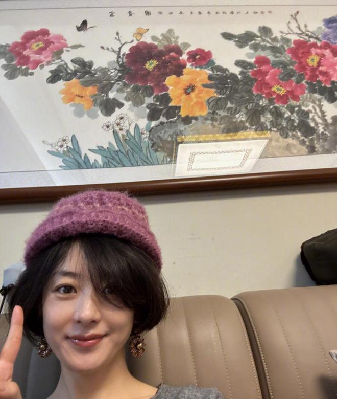 戴奶奶帽子拍照接地气晒爷爷给的压岁钱AG真人网站赵丽颖初二回河北老家！(图8)